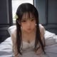 漫画爱好者用户头像，年轻女性侧脸，温暖室内光线，喜爱国漫的读者形象